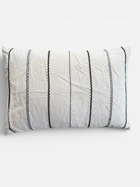 Vera Wang Home White Pillow cover with Black Vertical Stripe Stitching qty 3
